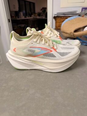 Brooks Women’s Hyperion max